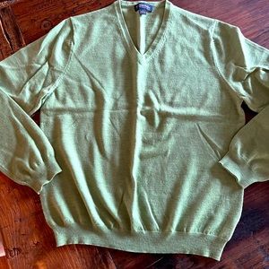 Brooks Brothers men’s Large vneck sweater